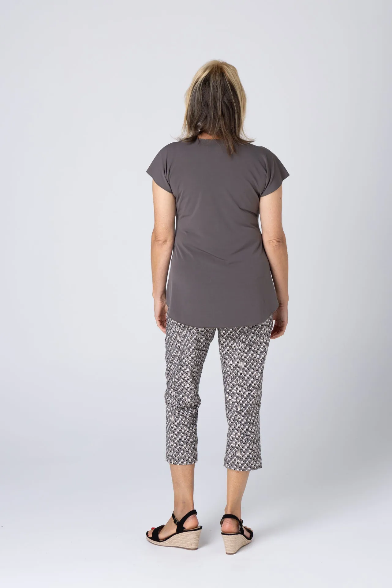 Arrows Print Stretch Rayon/Nylon Capri Pants